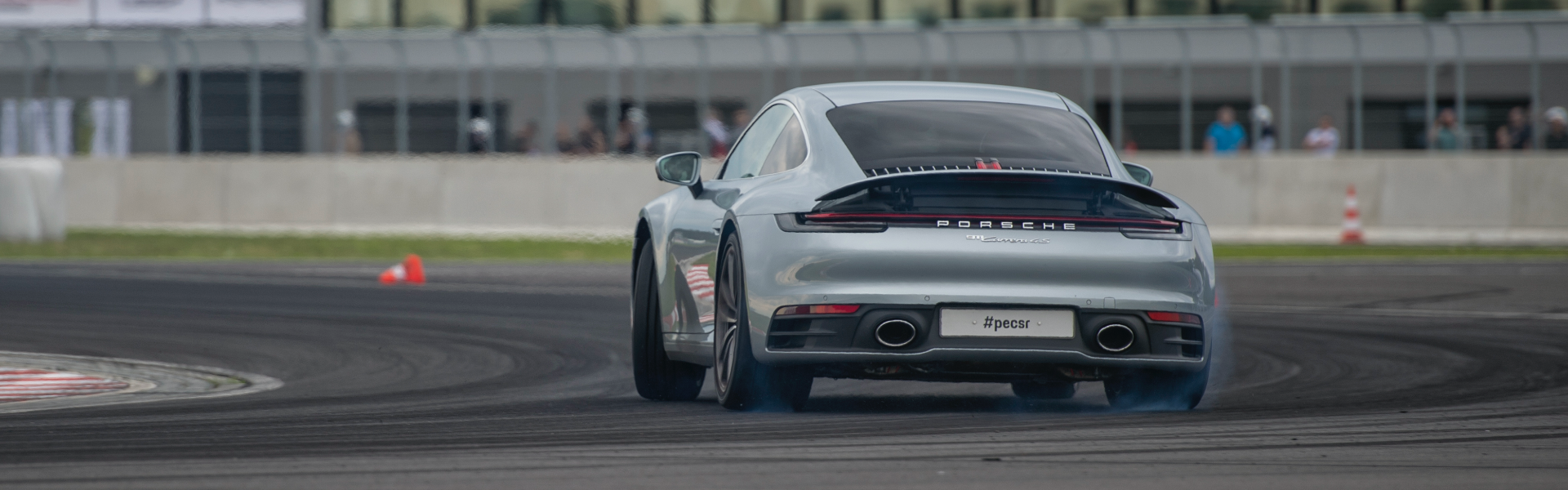 Samochód Porsche na torze wyścigowym